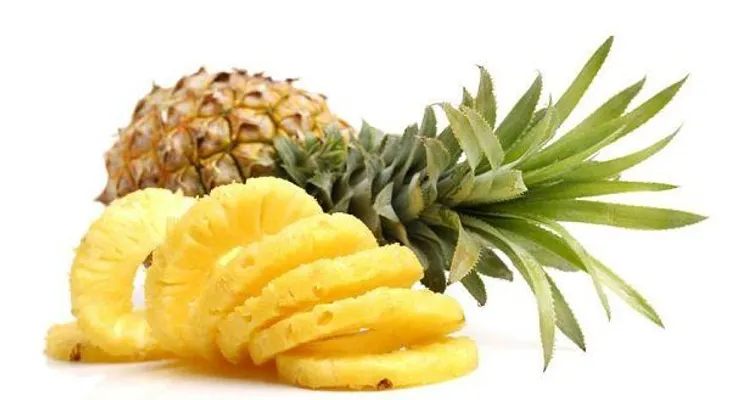 La piña aumenta la fertilidad de hombres y mujeres; contiene betacaroteno que protege contra el cáncer de próstata y del colon: Previene las cataratas