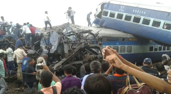 Suman 23 cantidad de muertos por descarrilamiento de tren en la India 