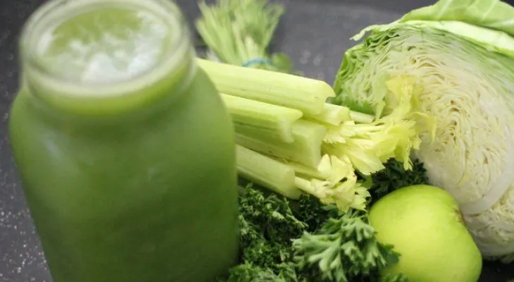 Jugo de frutas y verduras para una piel y cabello radiante