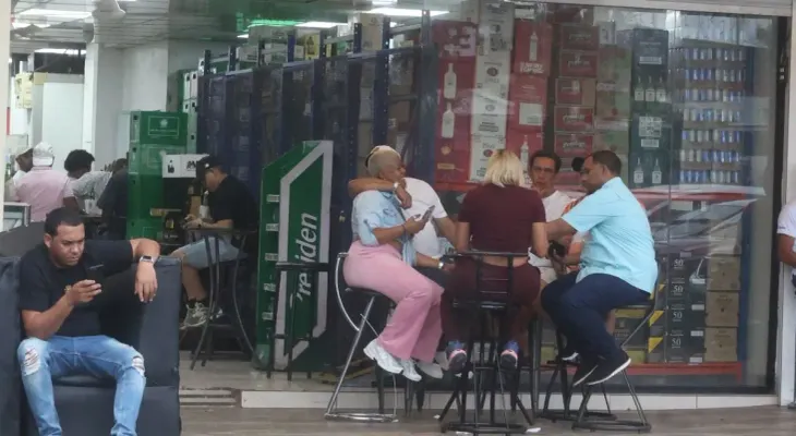 Los "drinks" se consolidan como grandes puntos de venta y abastecimiento de bebidas alcohólicas en RD