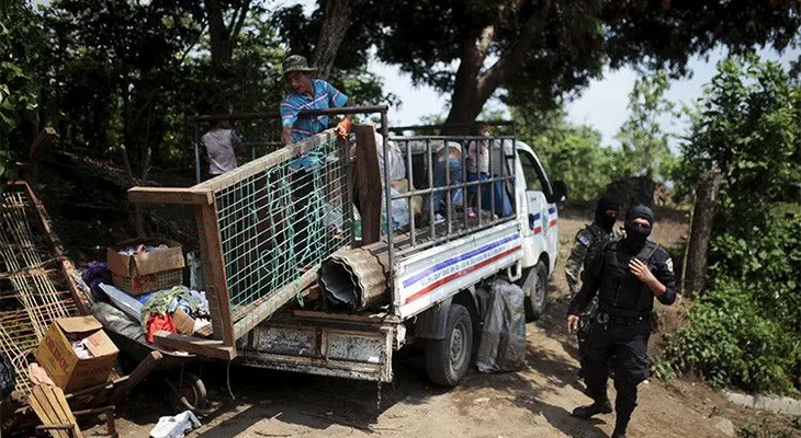 Correr o morir: Salvadoreños atemorizados migran en masa a EE.UU.