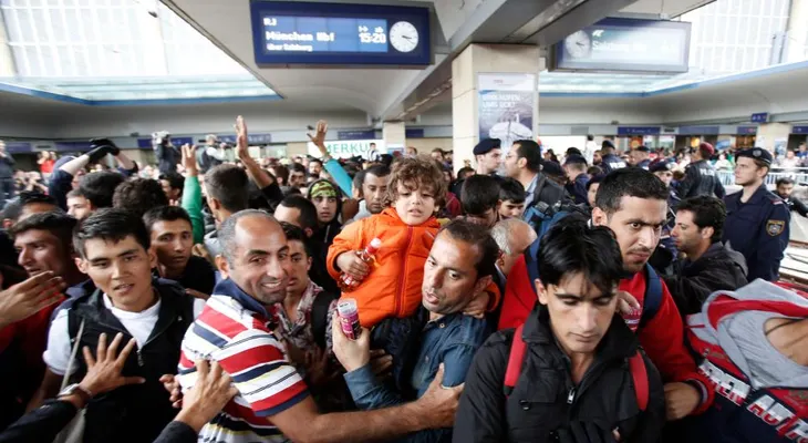 La avalancha de inmigrantes alcanza Austria y se preve que siga su camino hacia Alemania