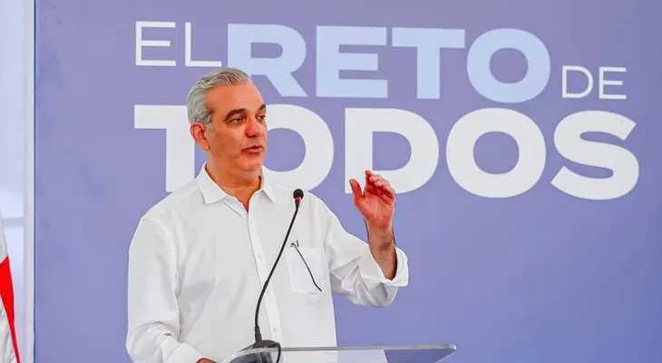 Presidente Abinader llama a respaldar inicio del año escolar y entrega techado de cancha en Jimaní