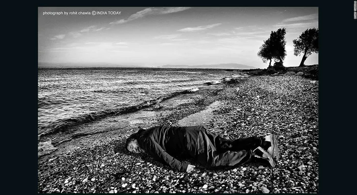 Ai Weiwei posa para una fotografía como Alan Kurdi, el niño sirio que se ahogó