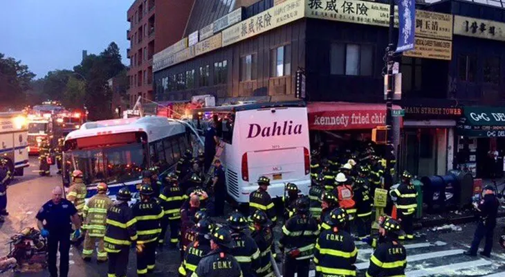 Choque de dos autobuses deja tres muertos y siete heridos en NY