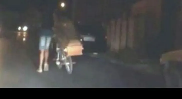 Extrañaba tanto a su hermano que lo desenterró y se lo llevó en una bicicleta 