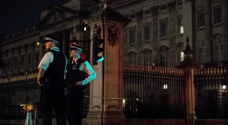 Arrestan a un hombre en el Palacio de Buckingham tras atacar a policías