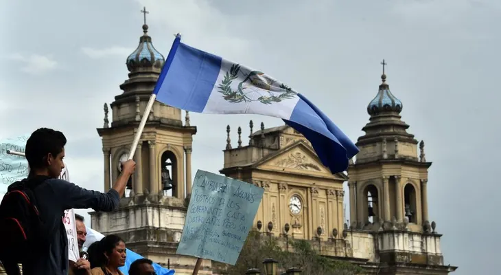 Inmersos en una crisis política, los guatemaltecos van a las urnas para elegir presidente