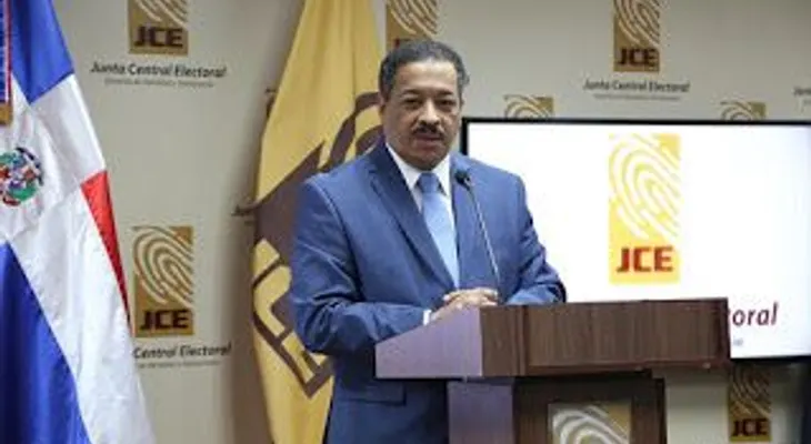 En vez de usar electrónica para agilizar, JCE embrolla el conteo. ¿Por qué Roberto se desmiente así?...