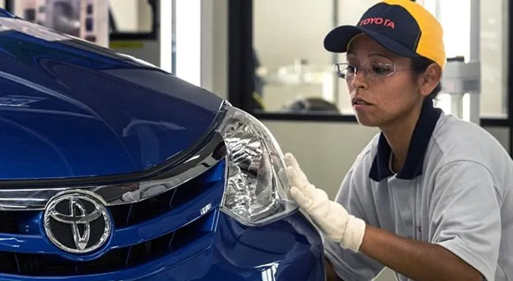 Toyota da la espalda a los robots y empieza a sustituirlos por personas 