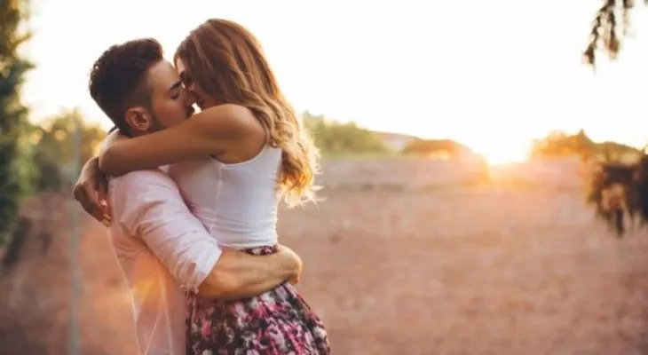7 tipos de besos con tu pareja que se harán adictos a ellos