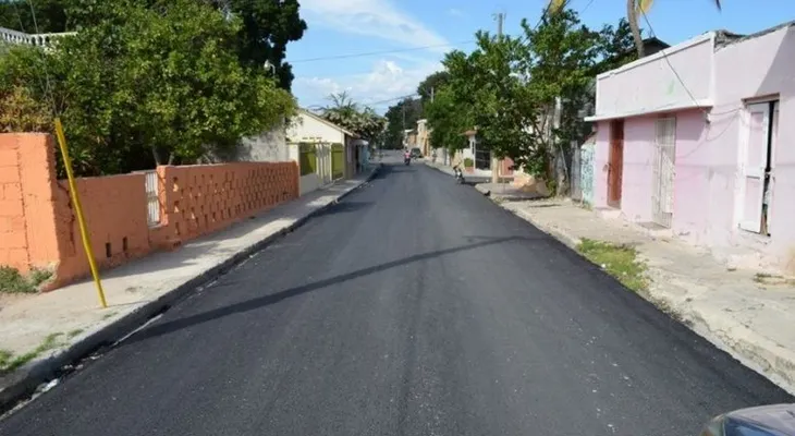 Obras Públicas continúa asfaltado de calles en Barahona