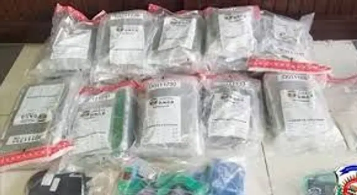 Apresan tres hombres y una mujer por decomiso 29 paquetes de marihuana en Santo Domingo Este