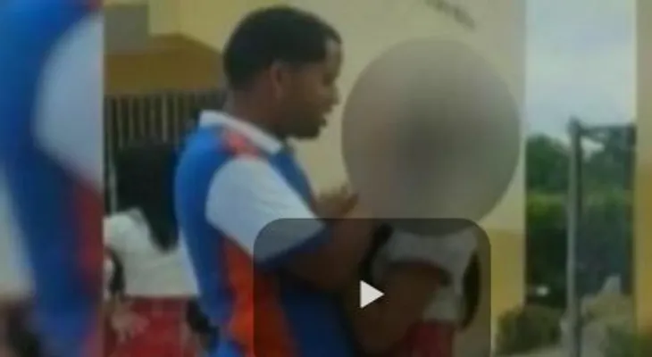 Cancelan profesor tras salir a la luz foto íntima con estudiante  (VIDEO)