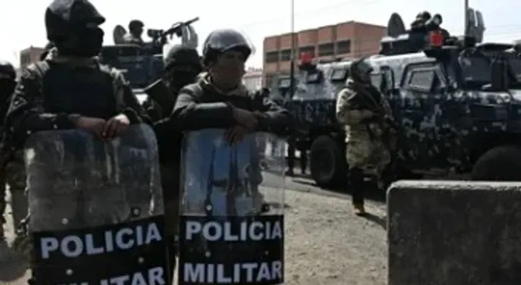 Policía y campesinos se enfrentan en la primera protesta contra el estado de excepción en Bolivia