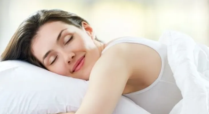 Dormir una hora en las tardes te hace más inteligente, según estudios. 