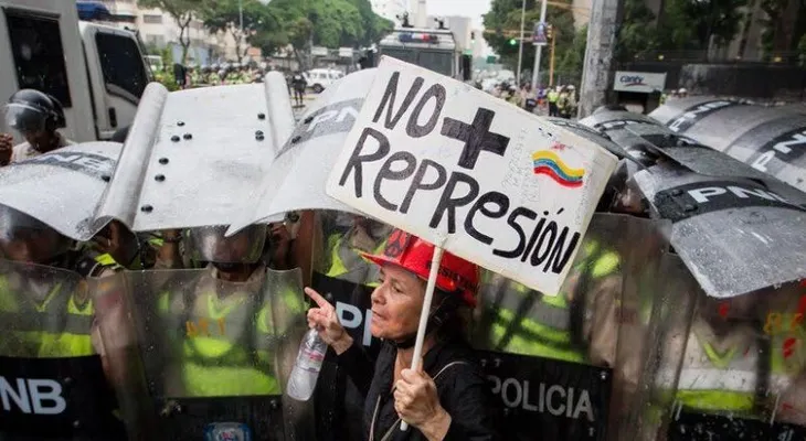 Opositores venezolanos retienen a policías para pedir "canje" de un detenido