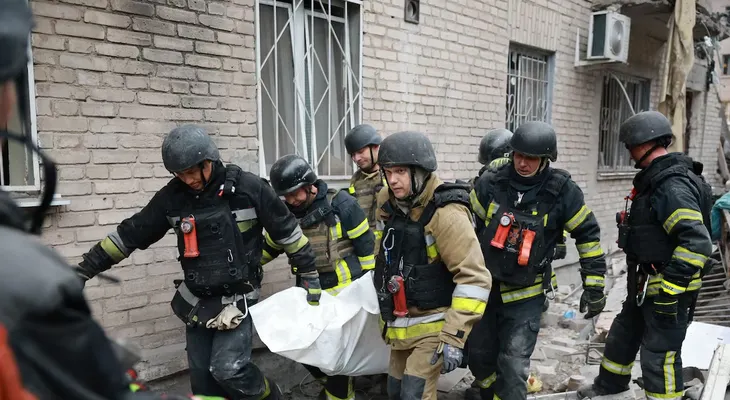 Ataque ruso con bombas guiadas en Zaporizhzhia deja al menos 11 muertos, entre ellos tres niños