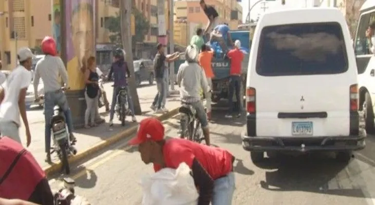Motociclistas saquean camión del Plan Social cargado de pollos