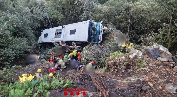 Un autobús cae por un terraplén de 20 metros en Barcelona tras chocar con un turismo: al menos 83 heridos, siete graves