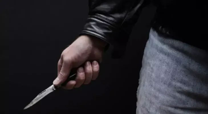 Ataque brutal: Hombre incendia la casa; luego apuñala a su pareja y a su hijo de 6 años 