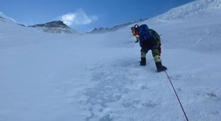 El dominicano Karim Mella logra por segunda vez escalar el Monte Everest