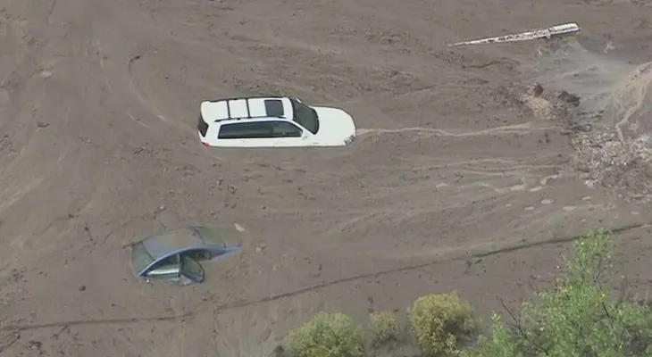 Inundaciones y deslaves dejan atrapados a conductores en California