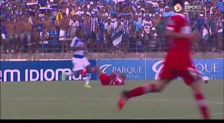 Pierde el balón en pleno partido por un fantasma (VIDEO)