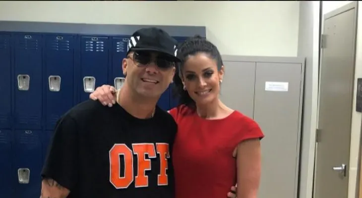  Wisin y Dayanara Torres entregan donativo de instrumentos en escuela de Miami 