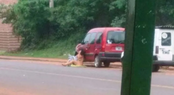 Mujer "loca de amor" se desnuda para que novio no la deje