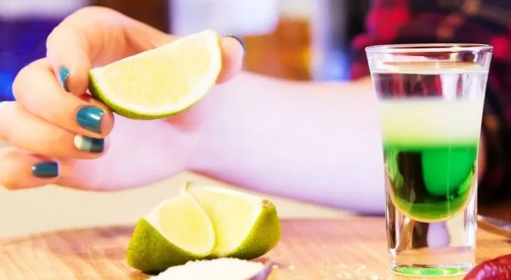 Tequila con un poco de limón: Una alternativa eficaz para prevenir la osteoporosis