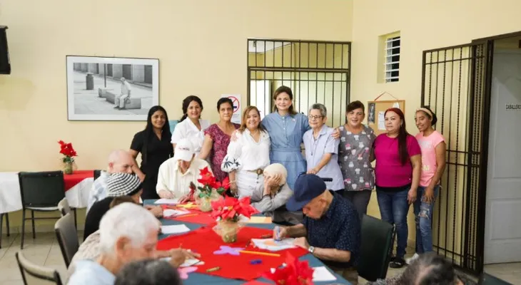 Raquel Peña lleva esperanza navideña a Santiago