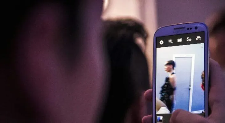 Un hombre en estado de coma por usar celular estaba cargando 
