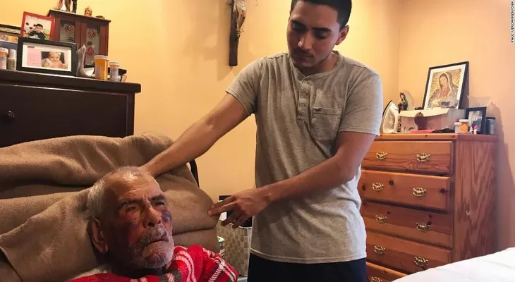 Mujer que supuestamente golpeó a mexicano de 91 años es acusada de intento de asesinato