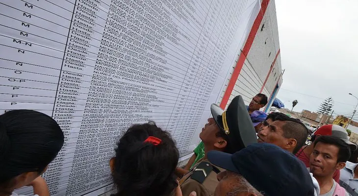 Los peruanos van a las urnas para elegir a su próximo presidente