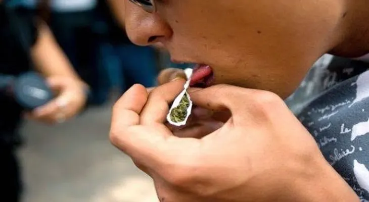  "Ahora tenemos más niños fumando marihuana": Aumenta consumo en estados donde fue legalizada en EEUU 