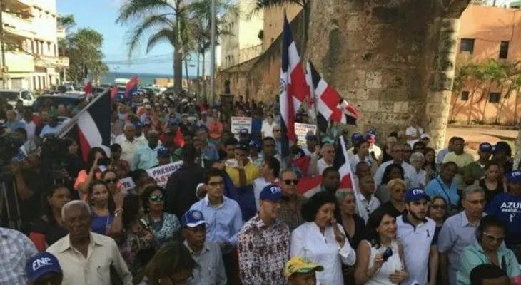 Polo Patriótico inicia recolección de firmas para muro en la frontera