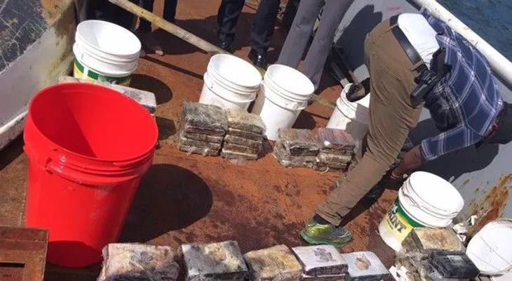 Decomisan 79 paquetes de droga en un barco
