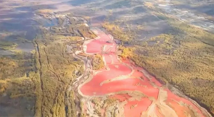 Productos químicos de origen desconocido tiñen de rojo las aguas de un río ruso (VIDEO)