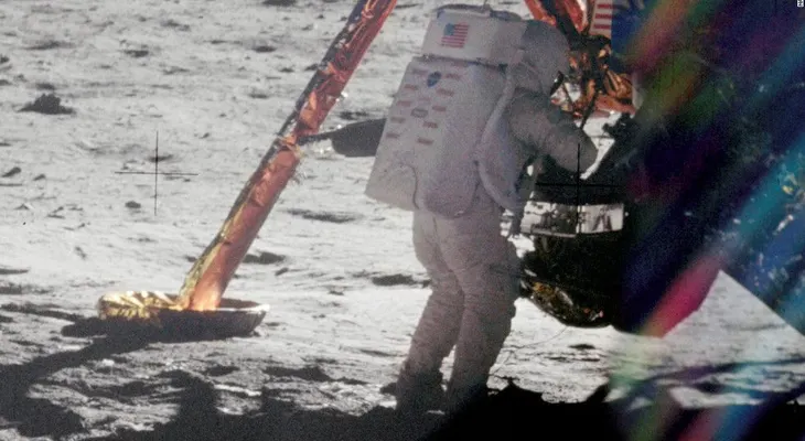 Neil Armstrong recogió polvo de la luna en esta bolsa? y ahora la están subastando: ¿cuánto cuesta?