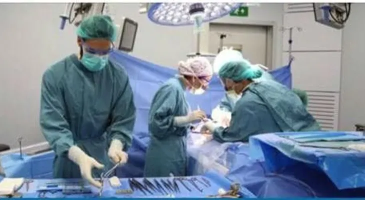Este cirujano admite que marcó sus iniciales en el hígado de sus pacientes durante las operaciones