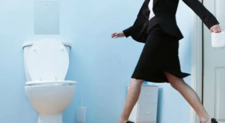 ¿Qué pasa si te sientas en un inodoro mojado de orina?