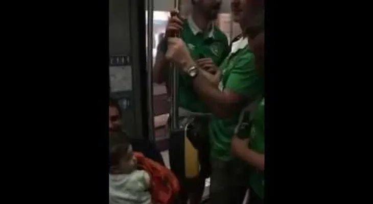 Hinchas irlandeses cantan una canción de cuna para hacer dormir a un bebé
