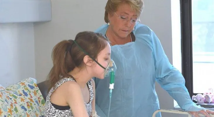 Bachelet visita en hospital a niña que le pidió eutanasia 