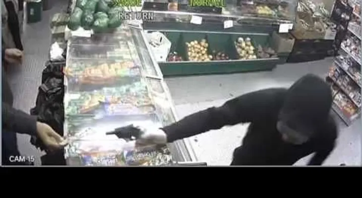 Dos jóvenes con armas de fuego asaltan bodega en el Bronx (VIDEO)