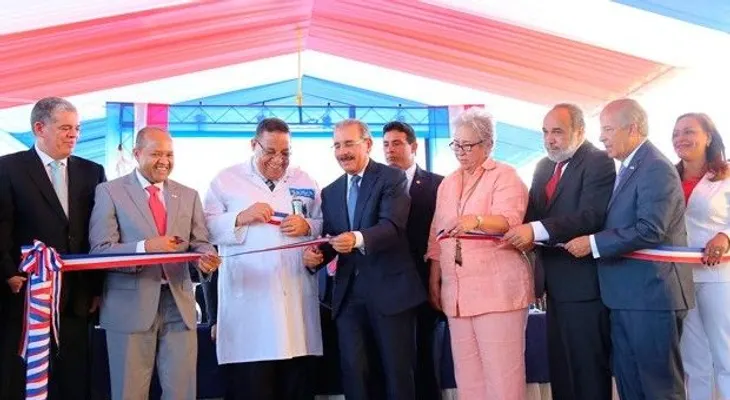 Medina entrega el remozado Hospital Marcelino Vélez