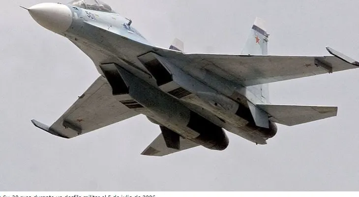 Un caza ruso Su-30 intercepta un avión de la Marina de EE.UU. sobre el mar Negro