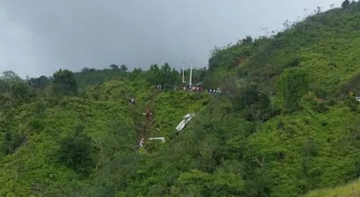 Un hombre muere tras caer camión a precipicio en carretera Casabito-Constanza