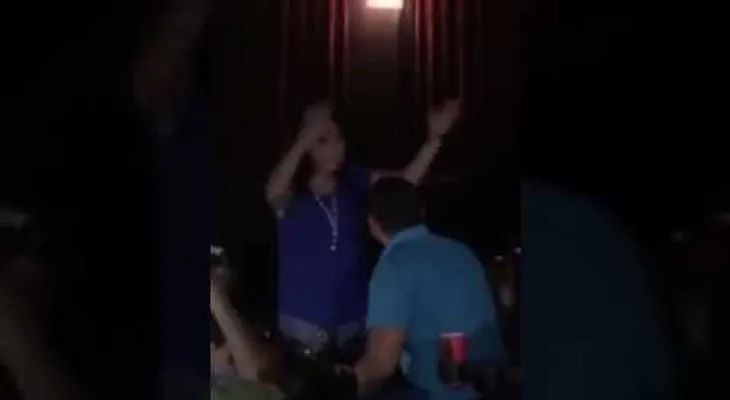 Una mujer arma un alboroto en un cine, al regañar a su marido que se quedó dormido (VIDEO)