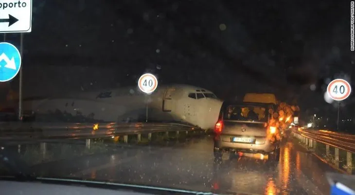 Un avión se salió de la pista de aterrizaje y se estrelló en una carretera
